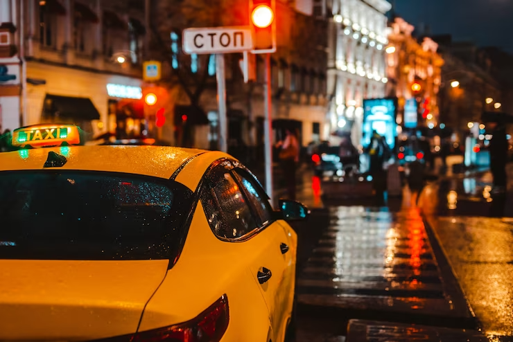 Такси на улицах ночью, движение в вечерний час-пик