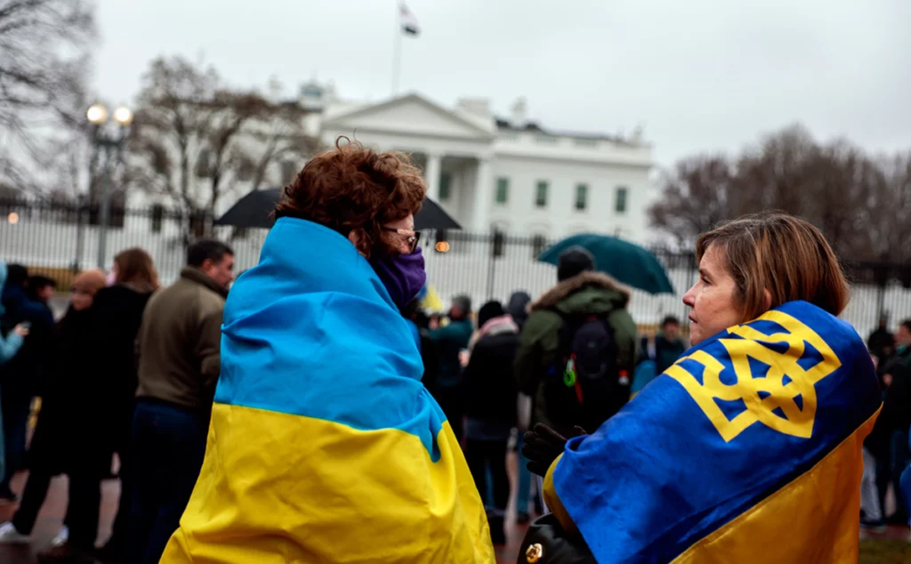 Украинские беженцы с флагом