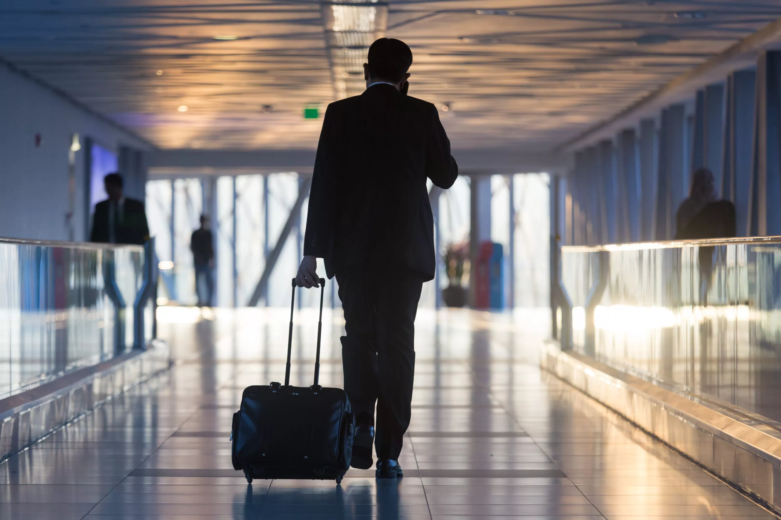 Мужчина с чемоданом в аэропорте