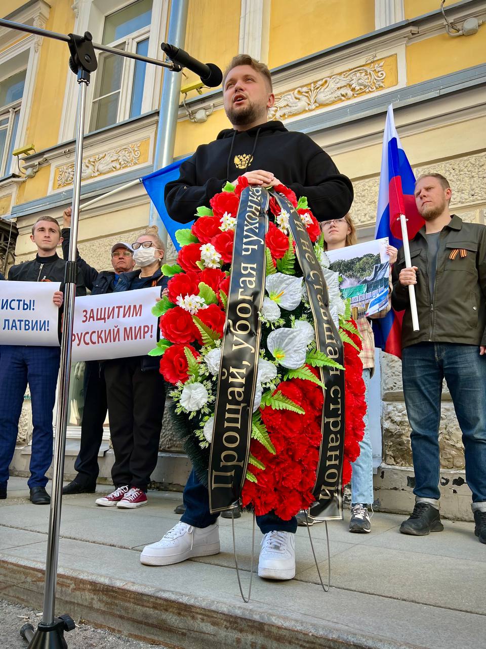 Вице-спикер ГД Борис Чернышов возложил похоронный венок посольству Латвии в Москве