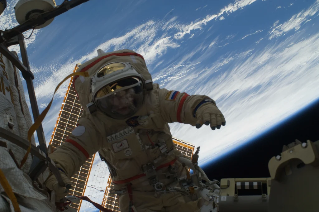 В Роскосмосе доложили об успешном выходе космонавтов в открытый космос для починки с международной космической станции