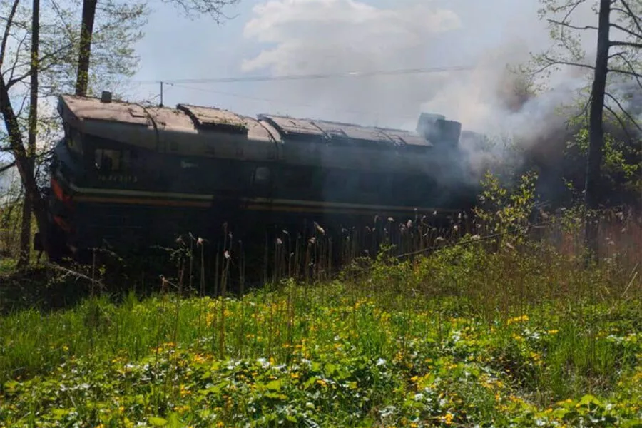 Локомотив грузового поезда сошёл с рельсов в Брянской области