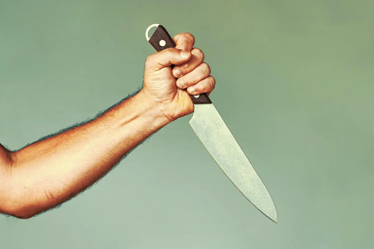 Кухонный нож большой в руке