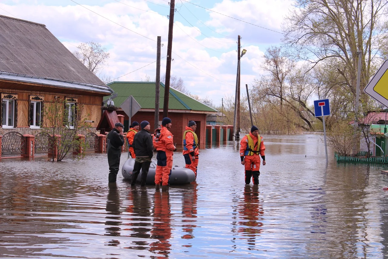 В Иркутской области активно работают спасатели, так как природная стихия затопила более ста сорока частных домов и жилищных комплексов в населённом пункте в российском регионе в начале мая 2023 года