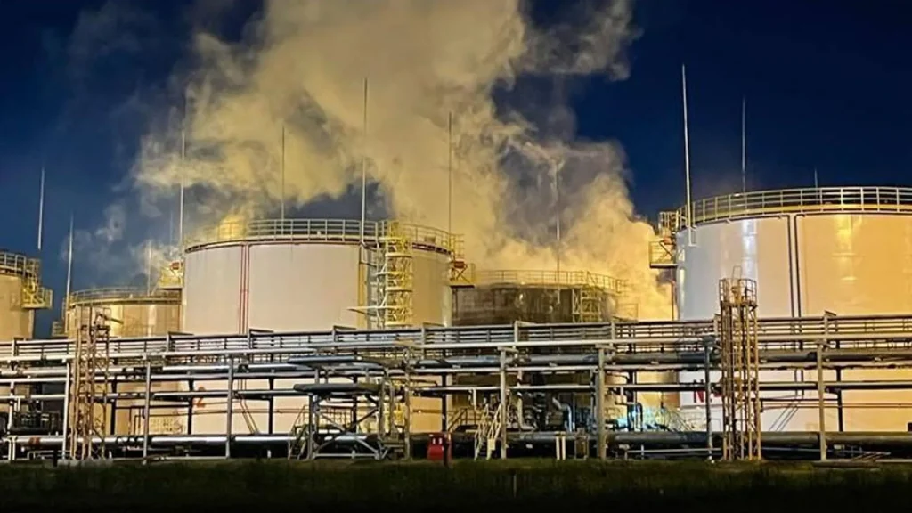 СМИ сообщили, что на Кузбассе, на одном из нефтеперерабатывающих заводов, прогремел взрыв из-за сбоя в работе цистерн