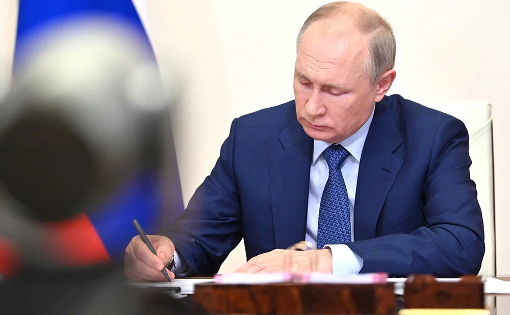 Владимир Путин в мае 2023 года подписал ряд законов, упрощающих жизнь семьям и региональным властям