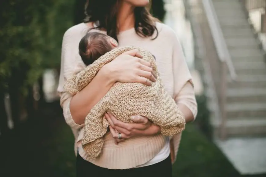 Женщина с младенцем на руках