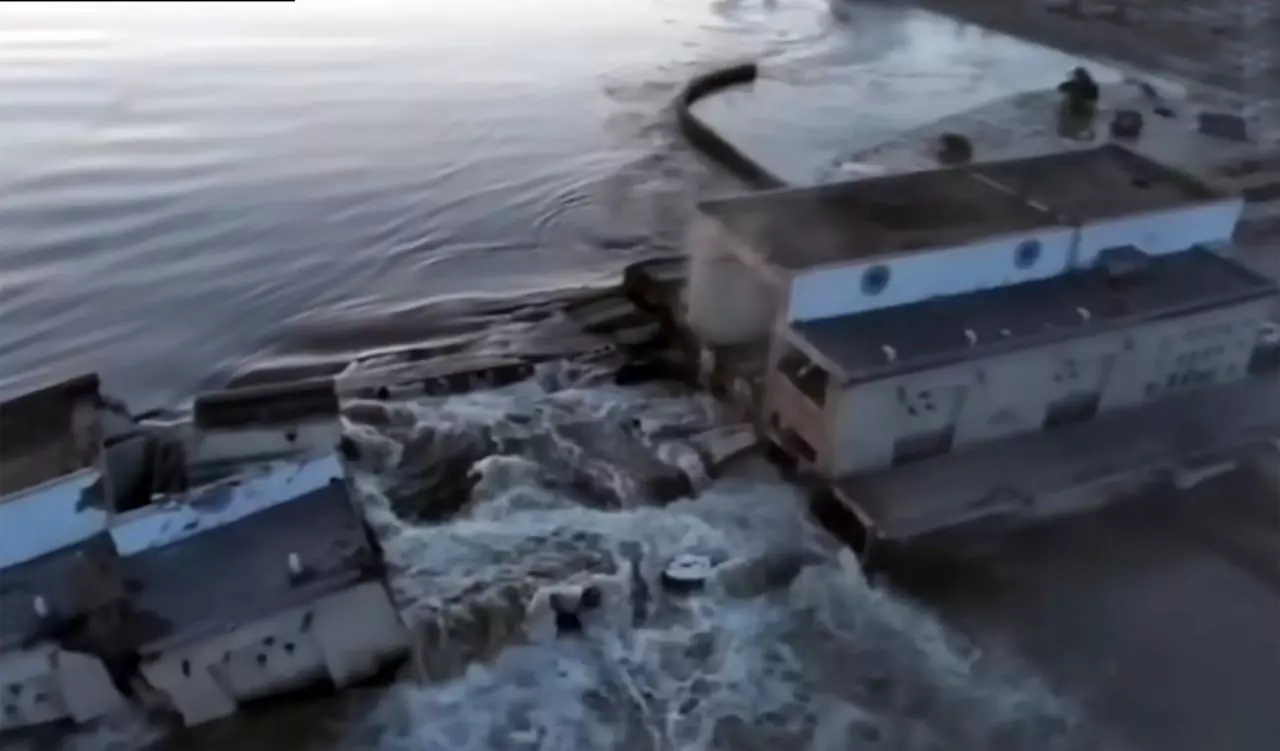 Разрушение плотины Каховской ГЭС продолжается
