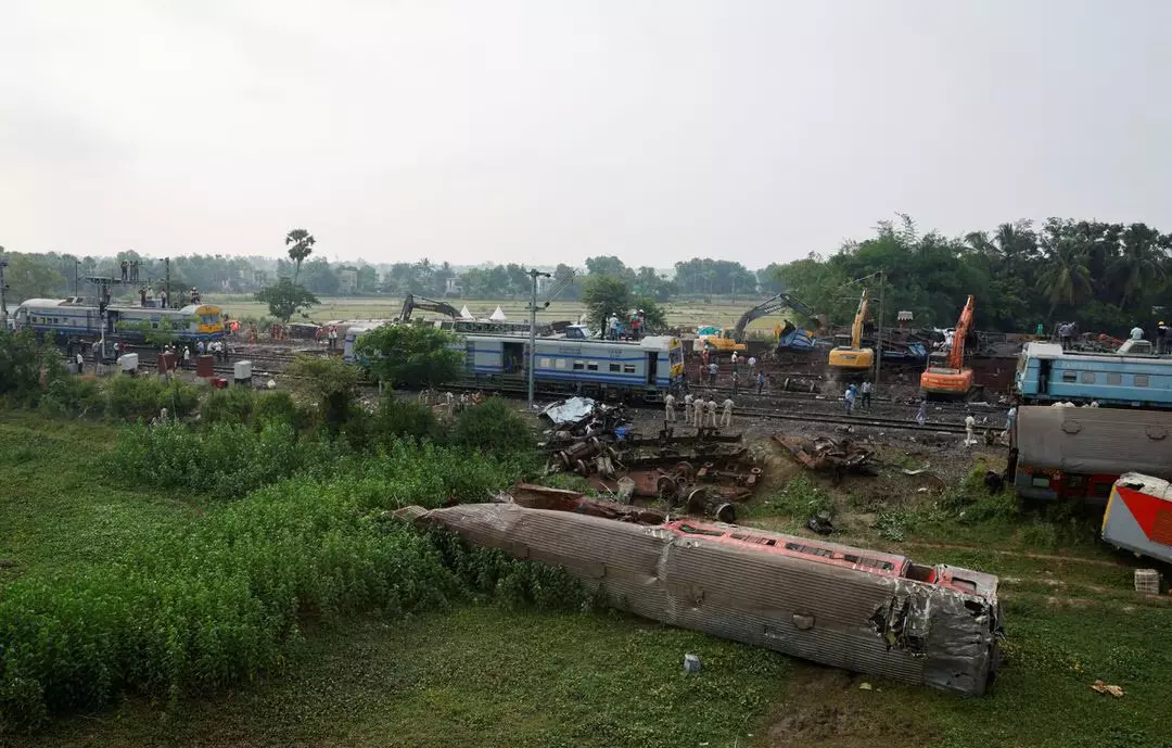 В Индии столкнулись поезда: около 300 человек погибли