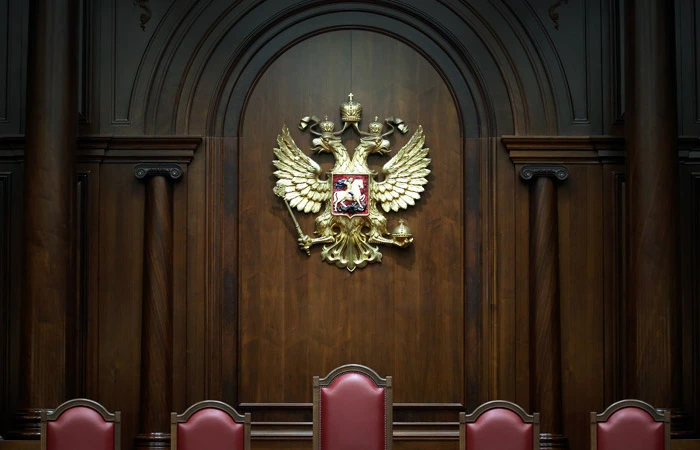 Герб РФ в здании суда