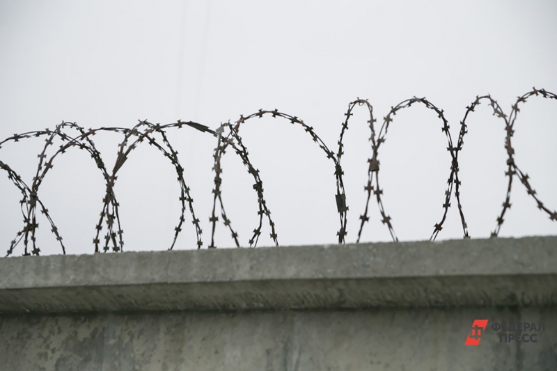 Колючая проволока, тюремный забор