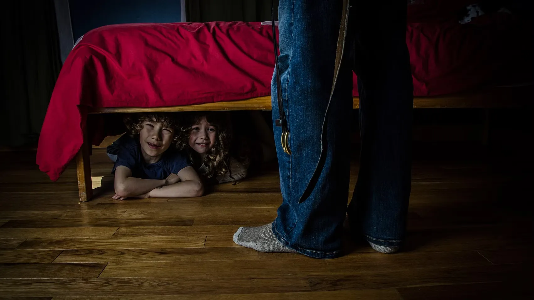 Hid under the bed. Мальчик под кроватью. Спрятался под кровать. Ребенок прячется под кроватью.