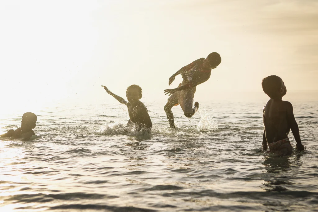 дети купаются в море