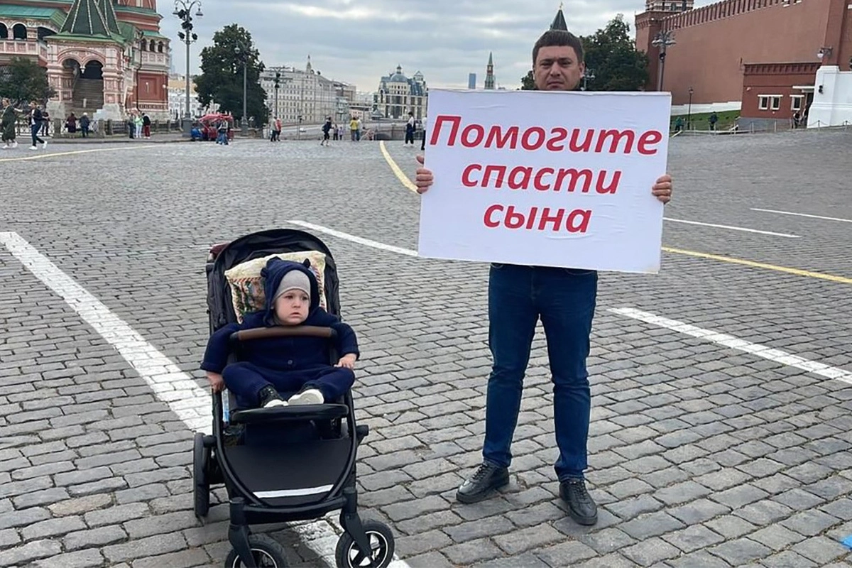 Дмитрий Бахтин проводит пикет против прокуратуры Свердловской области