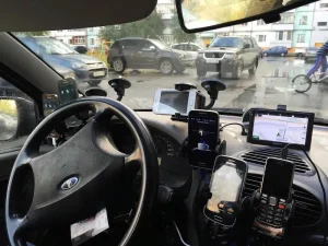 Власть устанавливает ограничения для устройств на лобовом стекле машины фото