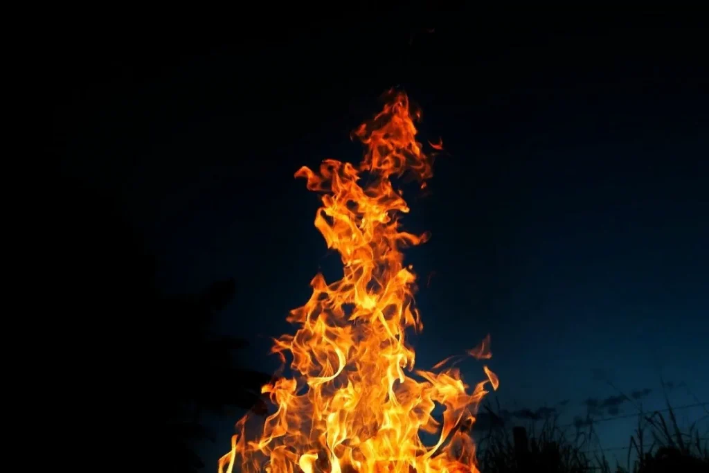 Огонь на фоне неба