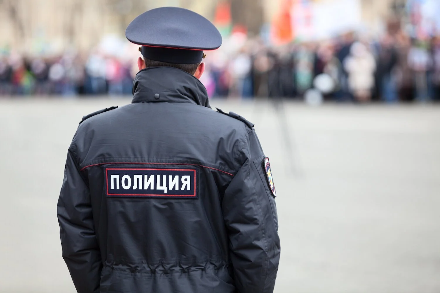 полицейские спиной