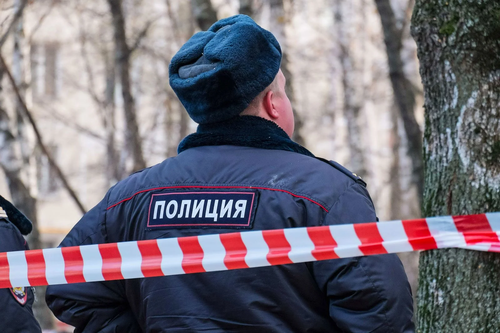 полиция оцепила место)