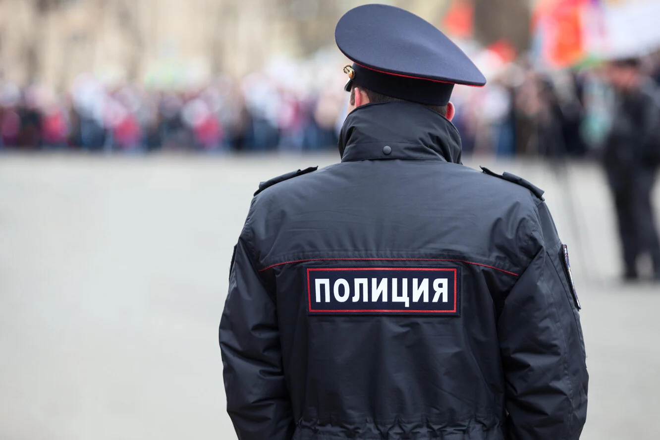 полиция питера спиной