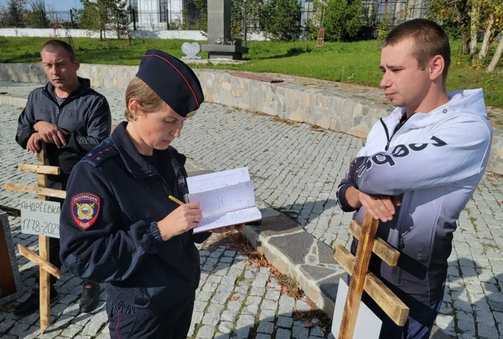 Полиция разогнала экоактивистов с могильными крестами