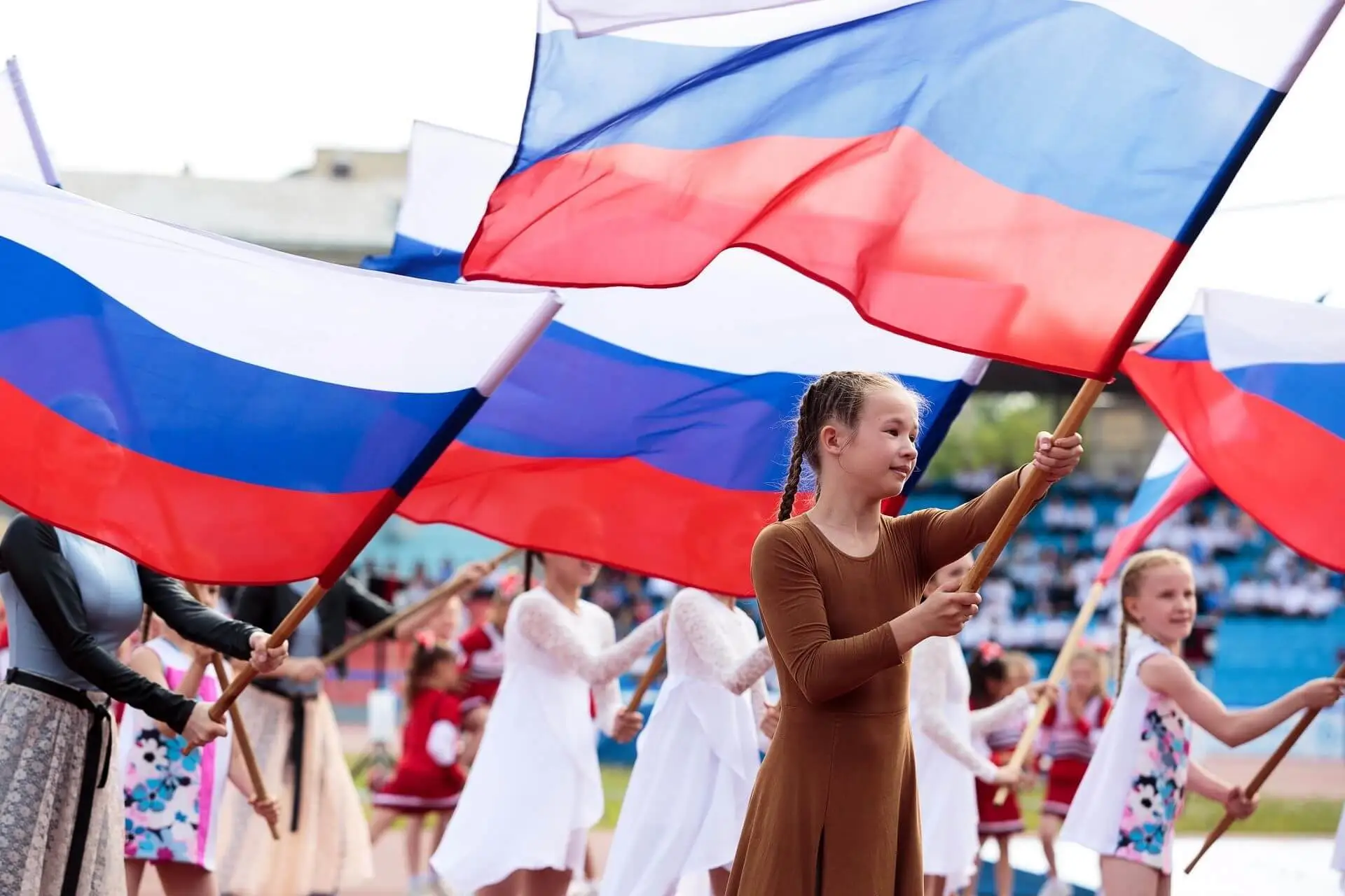 ребенок держит флаг рф в руках