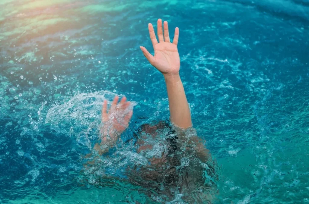 ребенок тонет в воде