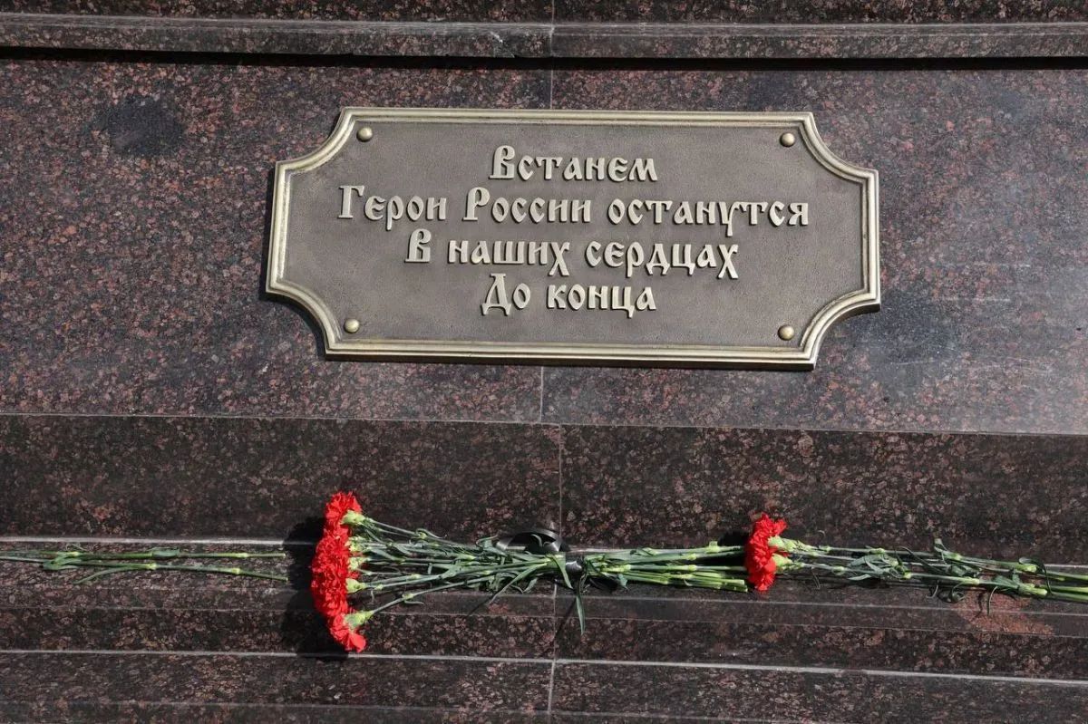 Слова песни SHAMAN разместили на памятнике Александру Невскому