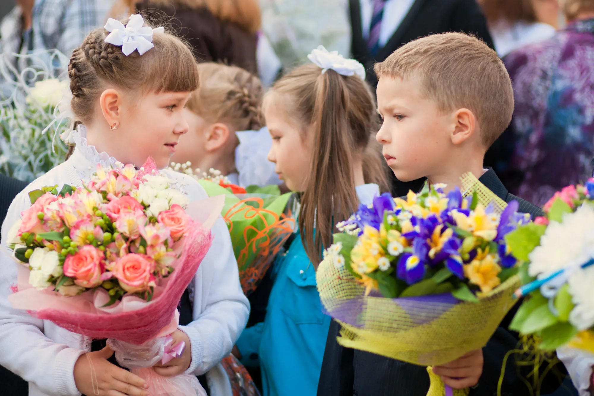 Школьники с цветами