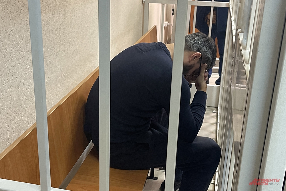 За решеткой