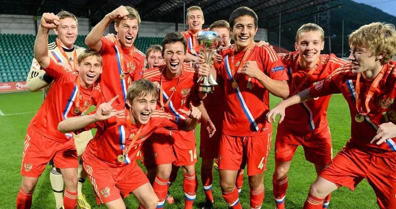 Выигрыш футбольной команды. Сборная России по футболу u17. Юношеская сборной России по футболу u-17. Сборная России 2006 Молодежная сборная.