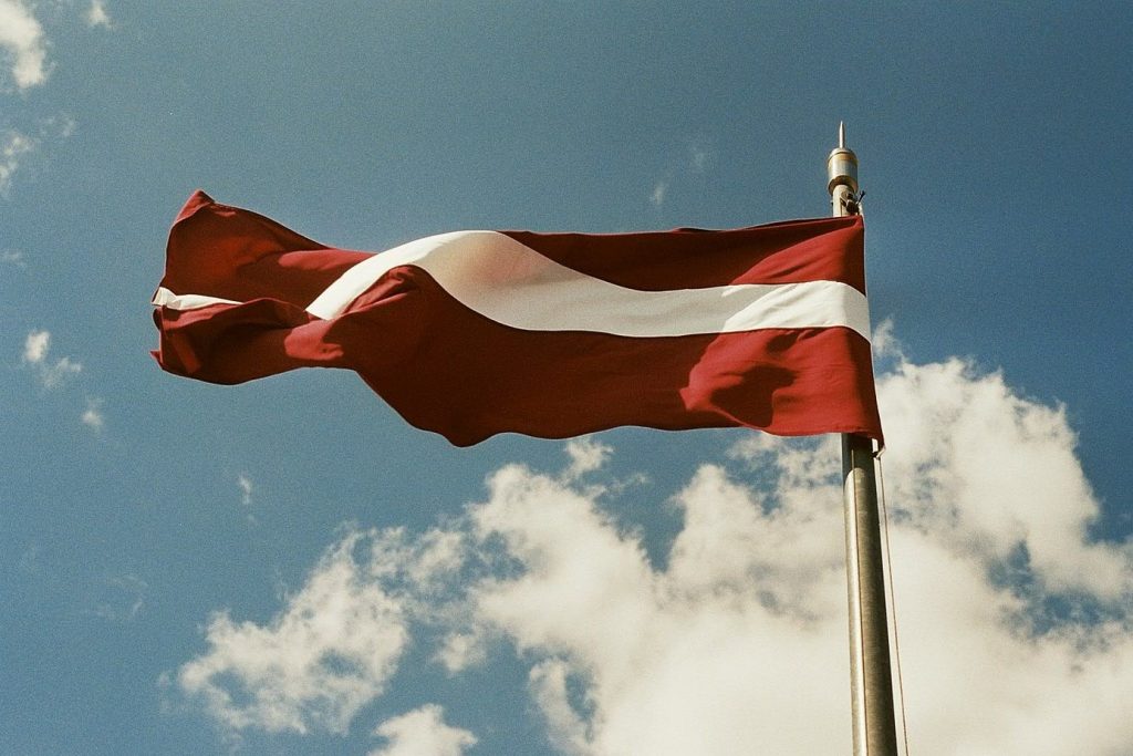 латвия с флагом