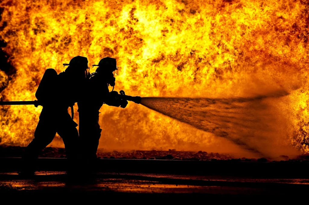 пожарные и огонь