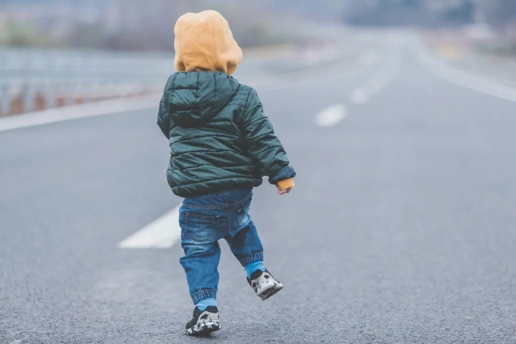 Ребенок бежит по дороге