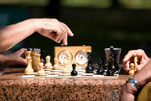 Ян Непомнящий — гроссмейстер из России — завершает вничью седьмую игру подряд фото