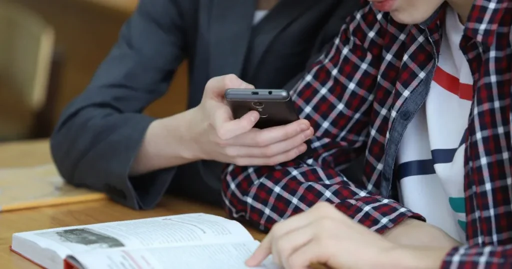 Запрет использования мобильных телефонов в школах обсуждается в Госдуме фото