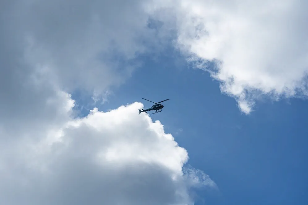 вертолет в небе