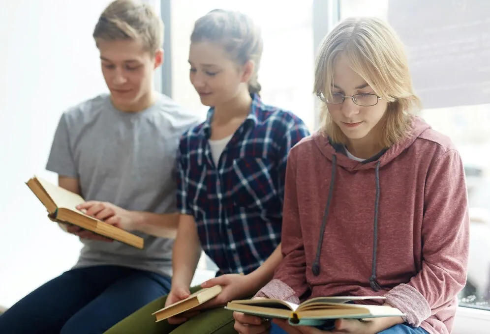 подростки читают книги
