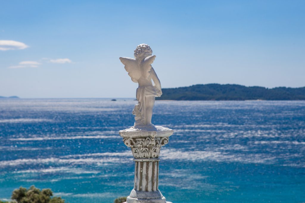 статуя на фоне моря