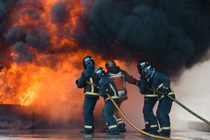Пожар на стоянке в Подмосковье: пострадали 13 автомобилей фото
